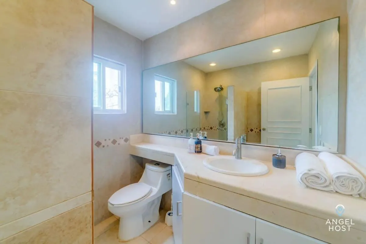 Ideal Group Getaway 4 Blocks To The Beach & Pool Playa del Carmen