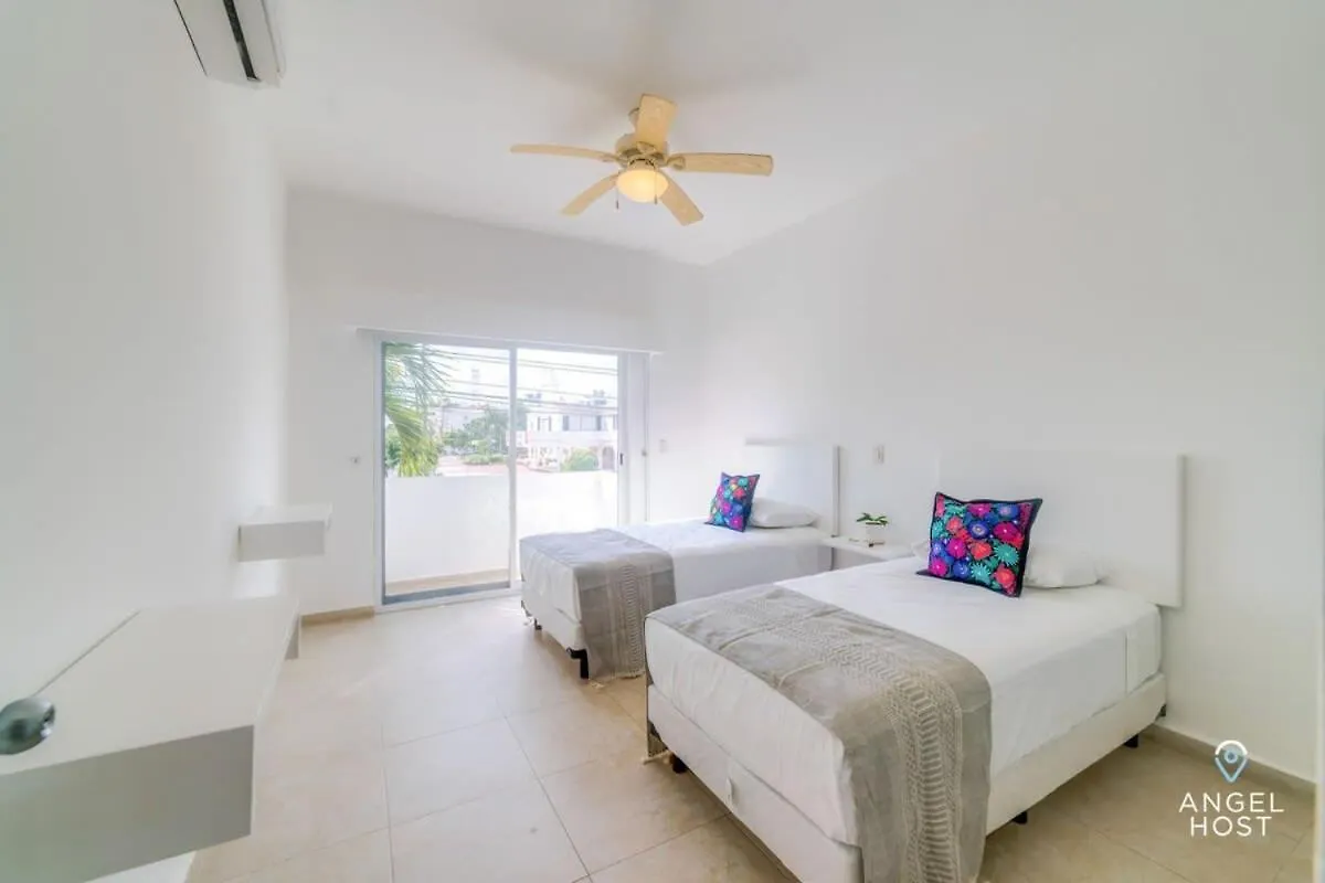 Ideal Group Getaway 4 Blocks To The Beach & Pool Playa del Carmen Apartment