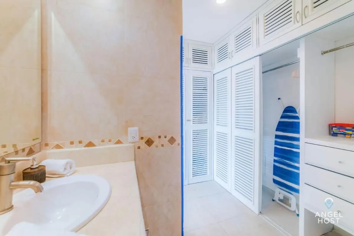 Ideal Group Getaway 4 Blocks To The Beach & Pool Playa del Carmen