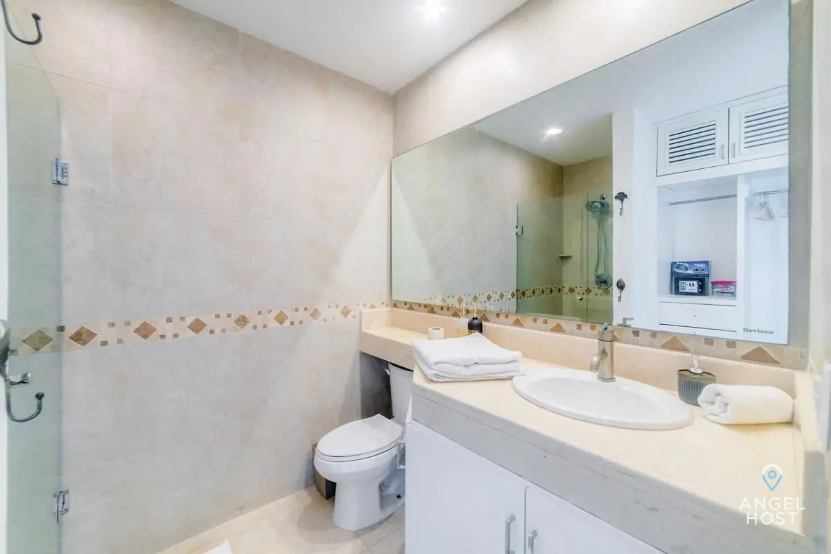 Ideal Group Getaway 4 Blocks To The Beach & Pool Плая-дель-Кармен 0*,  Мексика